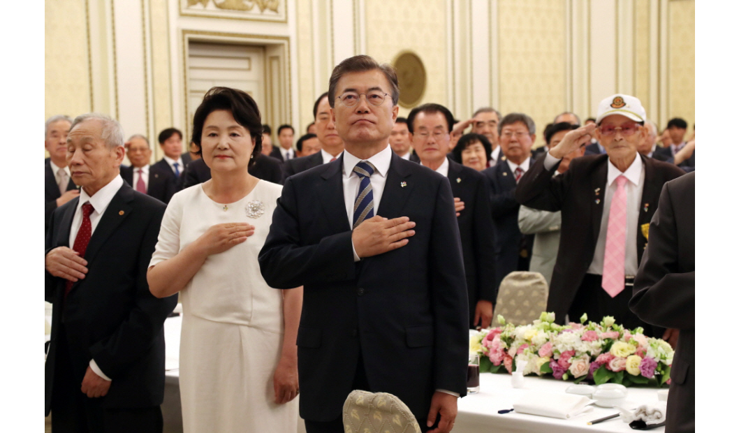 문재인 대통령, 유공자·보훈가족 초청 오찬